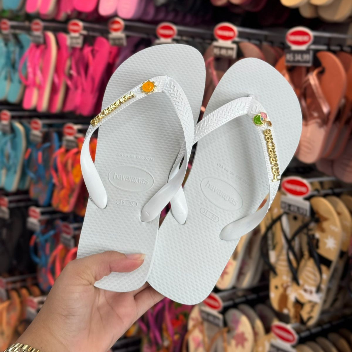 Havaianas Top + Placa Logo + Pin Sol e Água de Coco