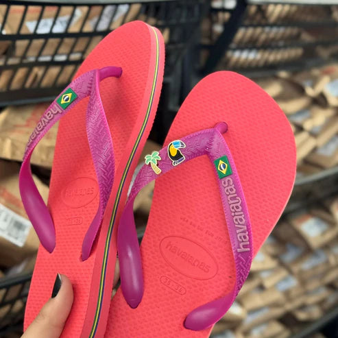 Havaianas Brasil Rosa Chifon + Pin Tucano e Coqueiro