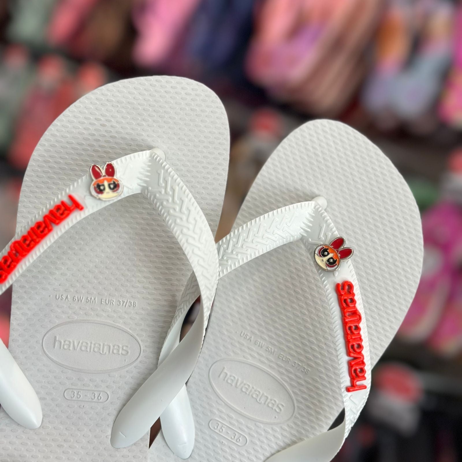 Havaianas Top (Branco) + Pin meninas super poderosas e placa logo