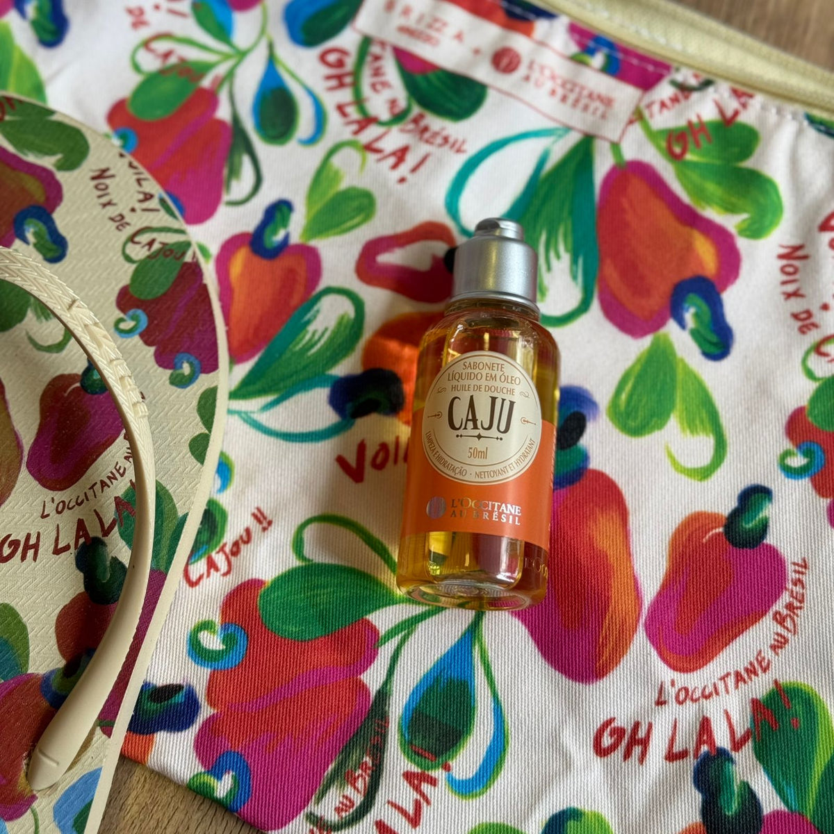 Chinelo de Dedo Arezzo + Sabonete e Necessaire Colab Loccitane