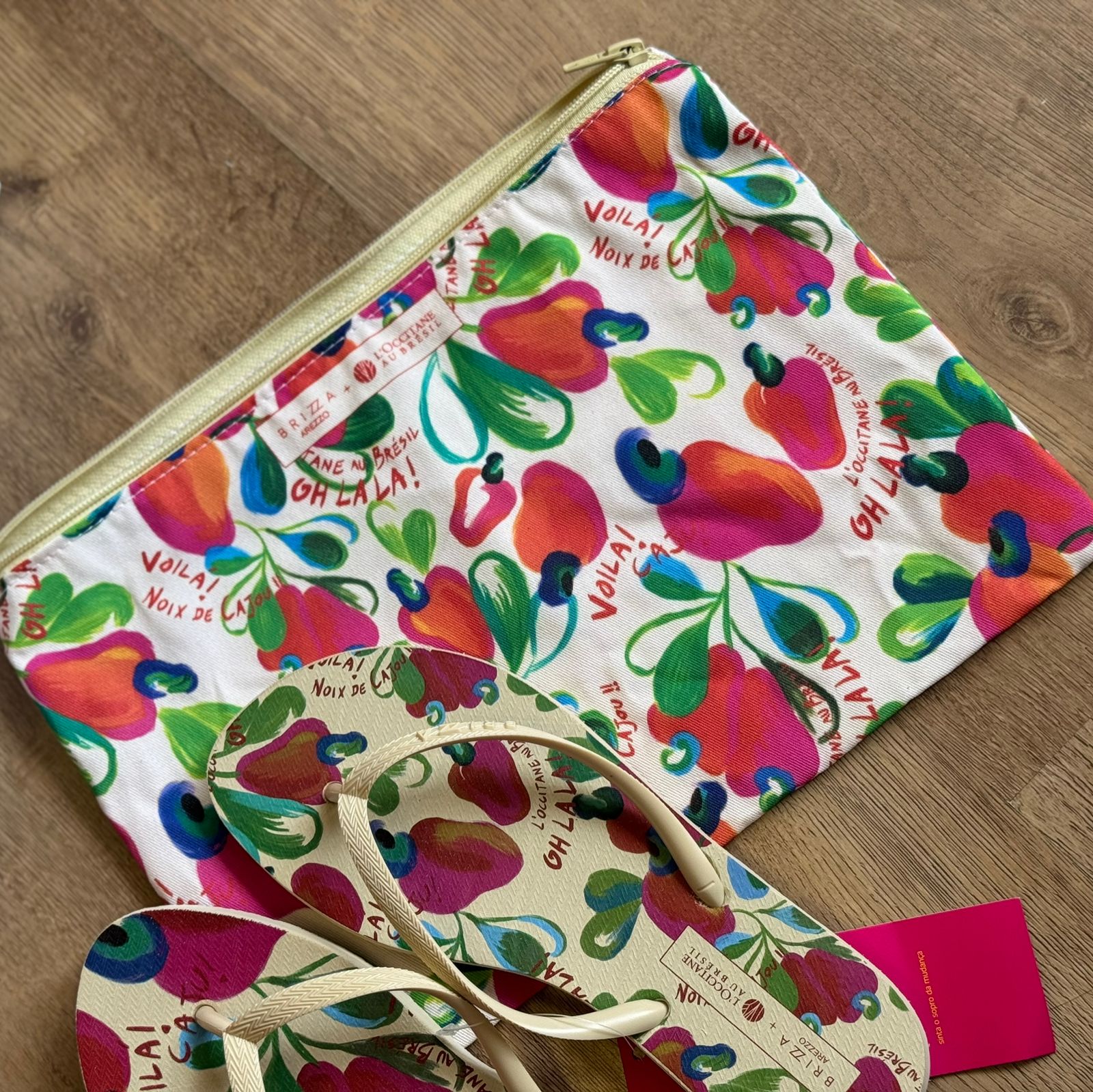 Chinelo de Dedo Arezzo + Sabonete e Necessaire Colab Loccitane