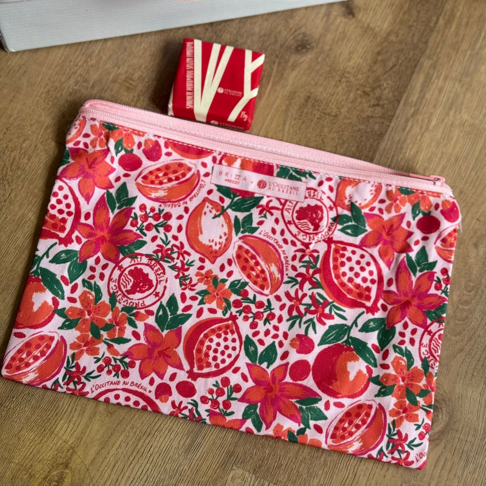 Chinelo de Dedo Arezzo + Sabonete e Necessaire Colab Loccitane