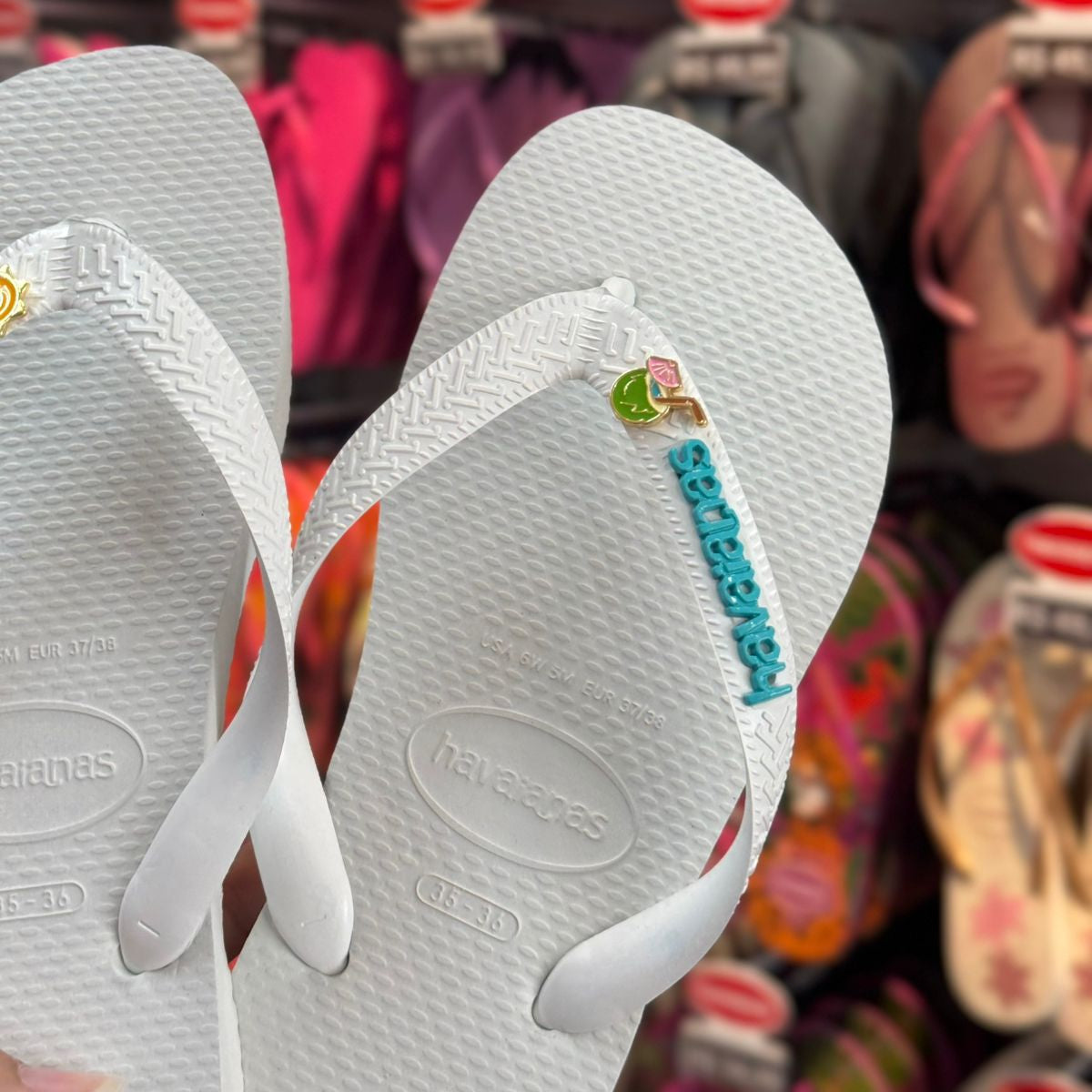 Havaianas Top +  Placa Logo + Pin Sol e Água de Coco