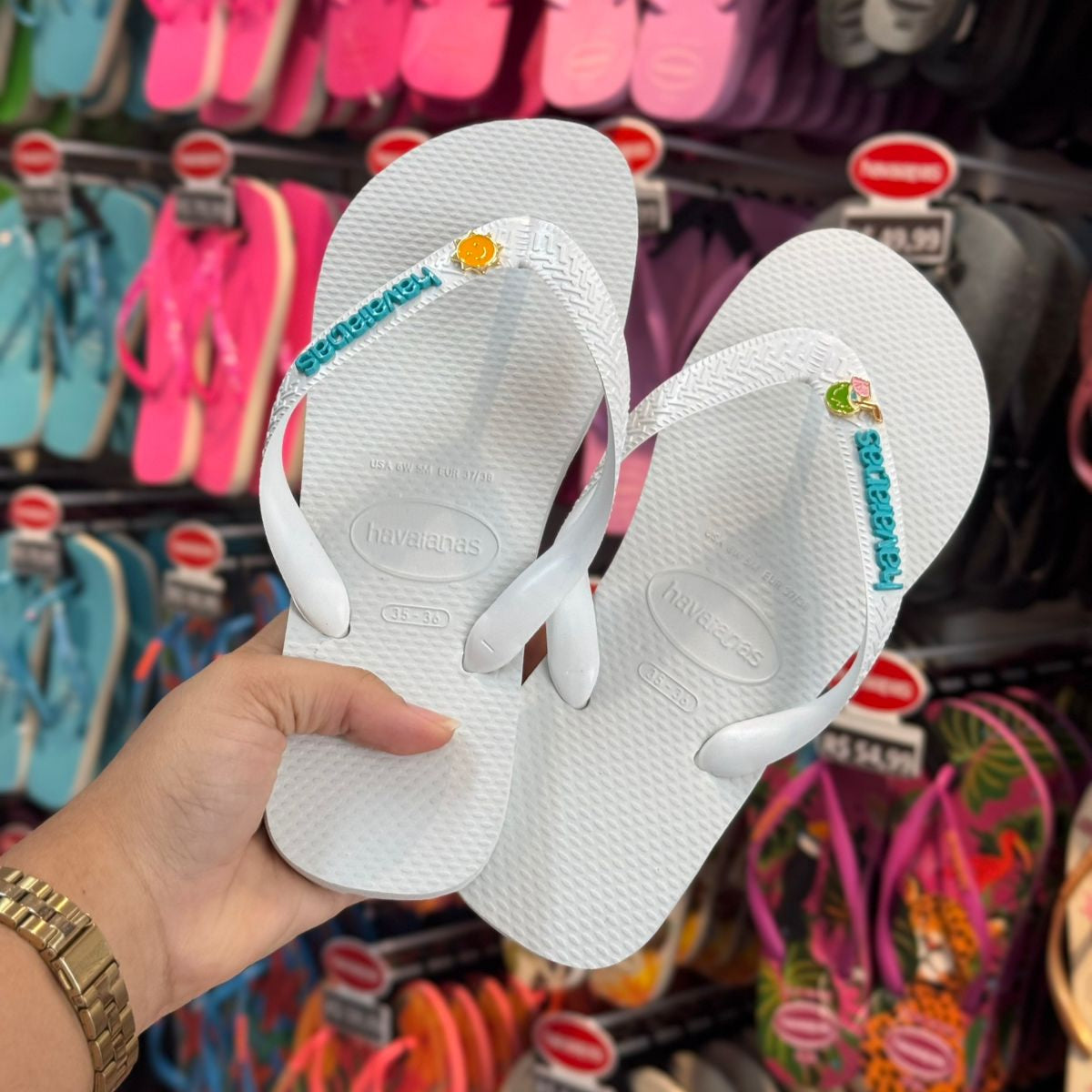 Havaianas Top +  Placa Logo + Pin Sol e Água de Coco