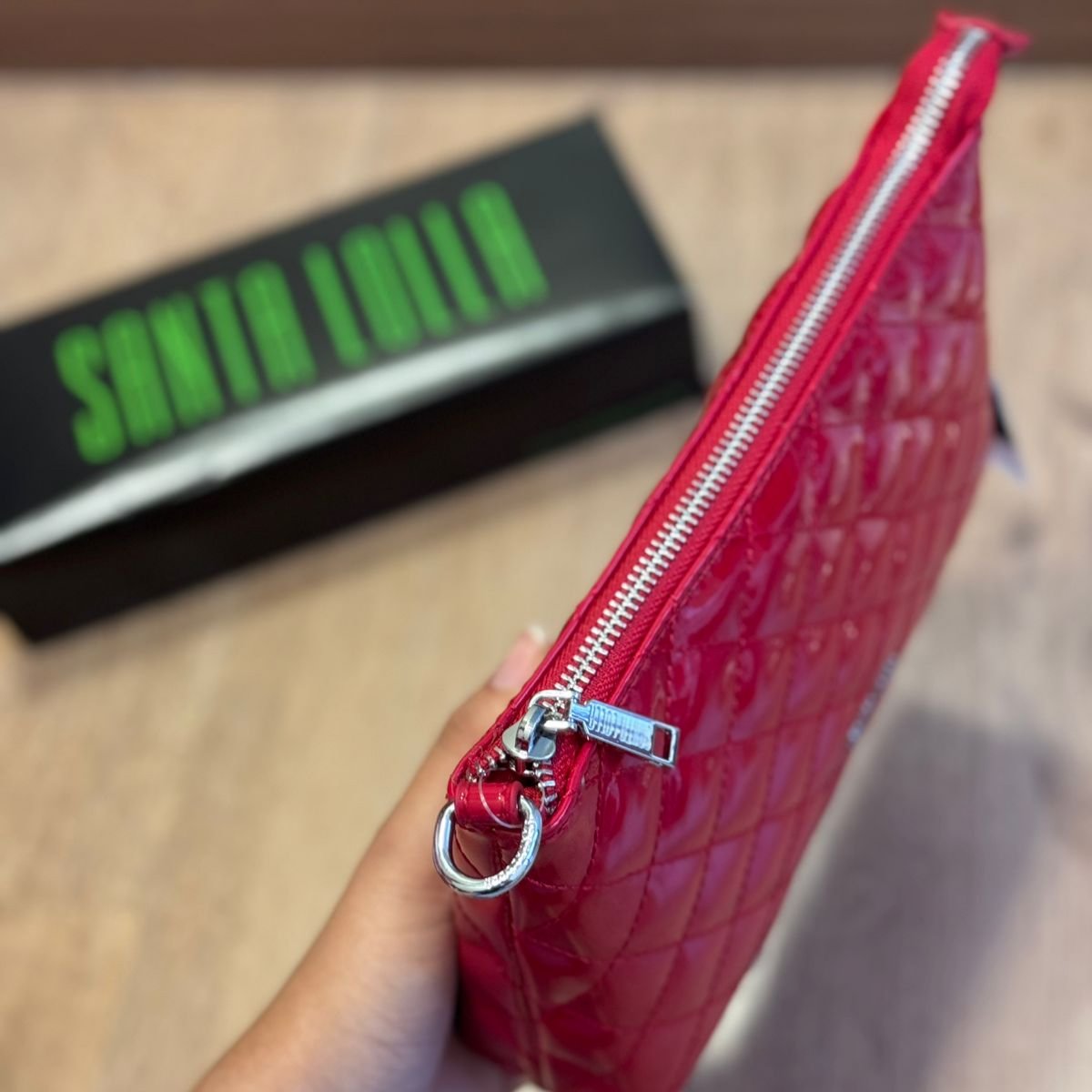 Bolsa Santa Lolla Clutch Envernizada Transversal
