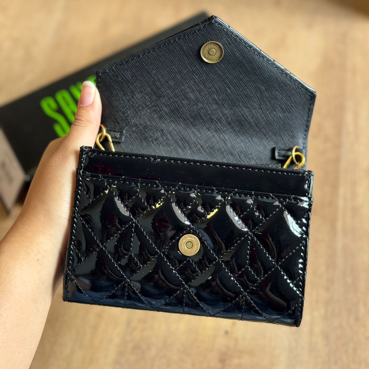 Bolsa Santa Lolla Carteira Transversal Metalizada e Verniz