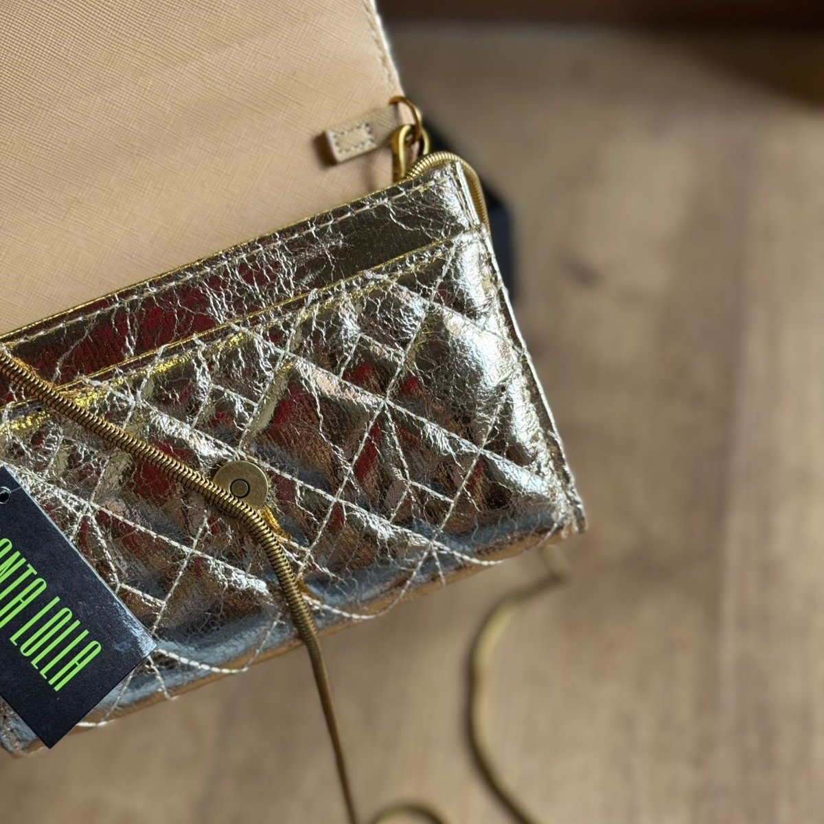 Bolsa Santa Lolla Carteira Transversal Metalizada e Verniz