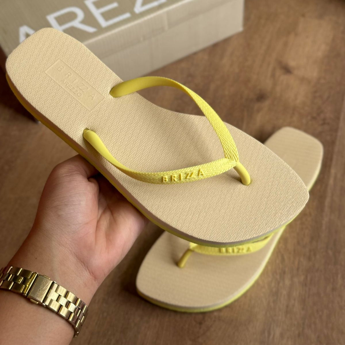 Chinelo de Dedo Arezzo Multicolorido Flash Bicolor Basics