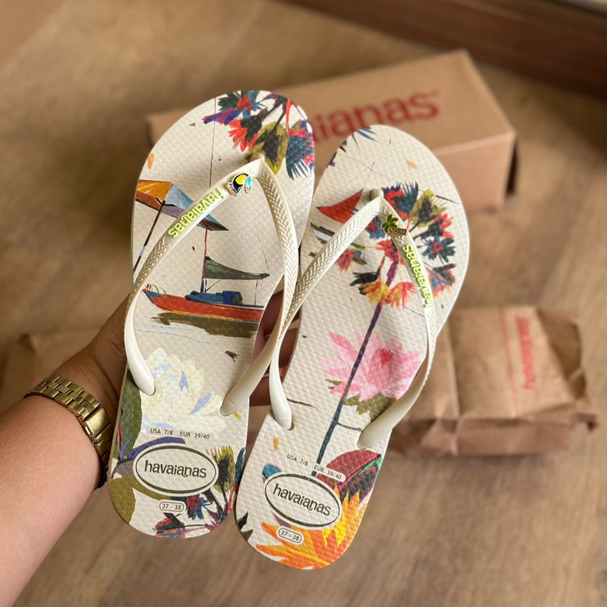 Chinelo Havaianas Slim Summer Bliss + Pin Tucano e Coqueiro
