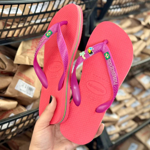 Havaianas Brasil Rosa Chifon + Pin Tucano e Coqueiro