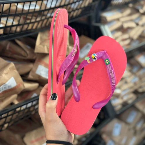 Havaianas Brasil Rosa Chifon + Pin Tucano e Coqueiro