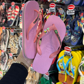 Havaianas Brasil Coral + Pin Tucano e Coqueiro
