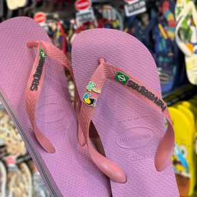 Havaianas Brasil Coral + Pin Tucano e Coqueiro