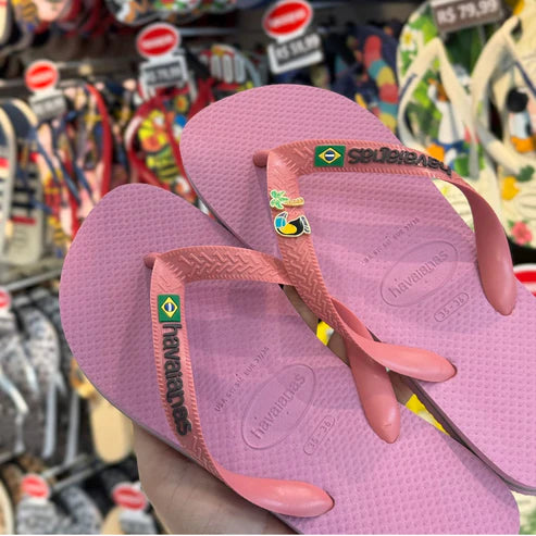 Havaianas Brasil Coral + Pin Tucano e Coqueiro