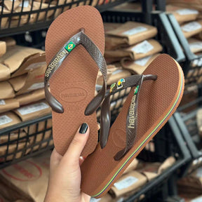 Havaianas Brasil Café/Ferrugem + Pin Tucano e Coqueiro