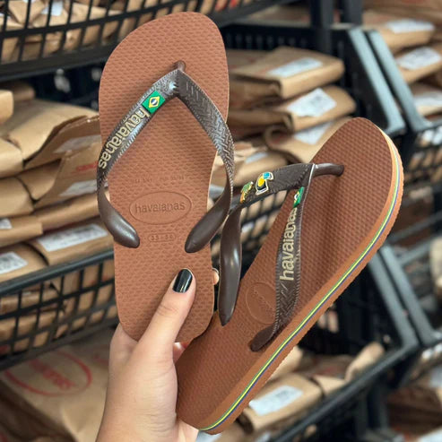 Havaianas Brasil Café/Ferrugem + Pin Tucano e Coqueiro