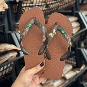 Havaianas Brasil Café/Ferrugem + Pin Tucano e Coqueiro