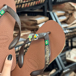 Havaianas Brasil Café/Ferrugem + Pin Tucano e Coqueiro