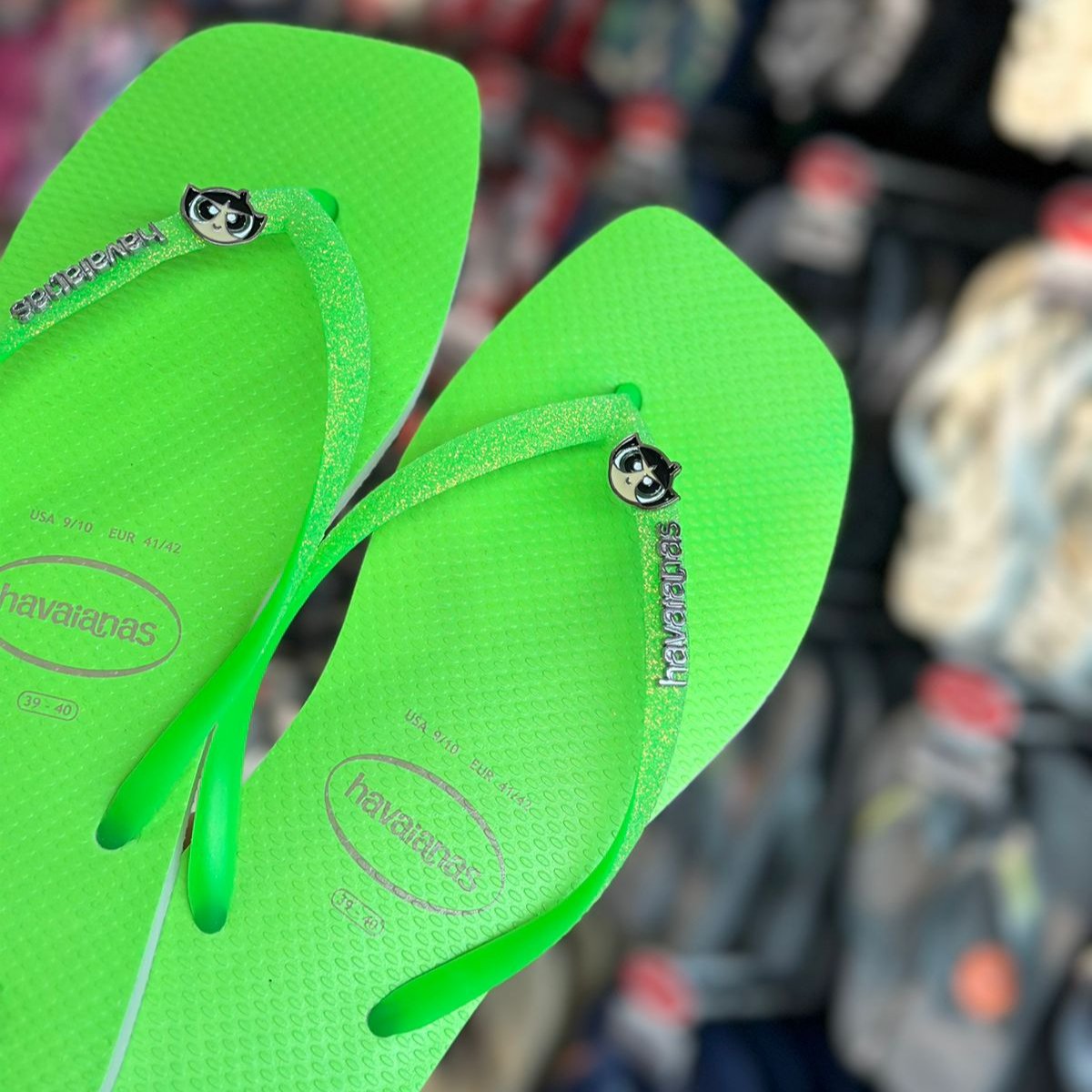 Havaianas Slim Square Glitter Neon + Pin Meninas Super Poderosas - Imagem 2